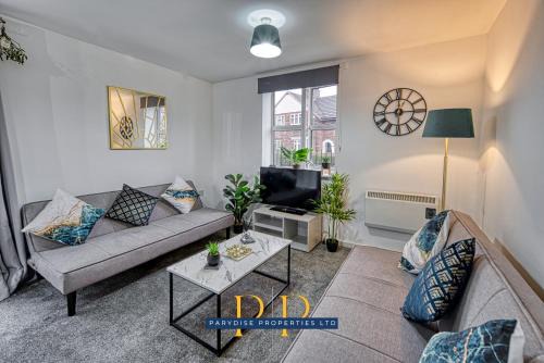 Trafford Apartment | The Sale Symphony Suite by Parydise Properties - Perfect for Business & Leisure - Sleeps 6