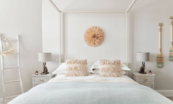 Weymouth House | The Salt House - sleeps 12 + 3 mins to beach