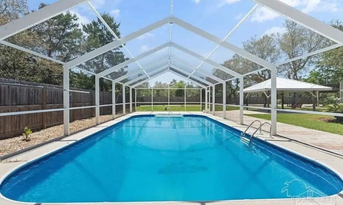 Gulf Breeze Apartment | “The Salty Beach” Gulf Breeze