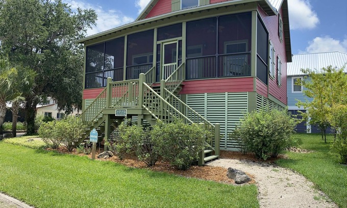 Steinhatchee House | The Salty Siren- Steinhatchee Landing Resort Sleeps 9 -New High Speed Internet