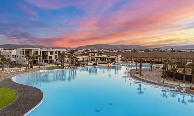 St. George House | The Sandcastle -Private Hot Tub, Desert Color Lagoon, Beaches!