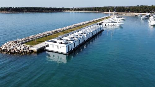 Novigrad Boat Rental | The Sea Lodges Novigrad - Hausboot Floating Sea House