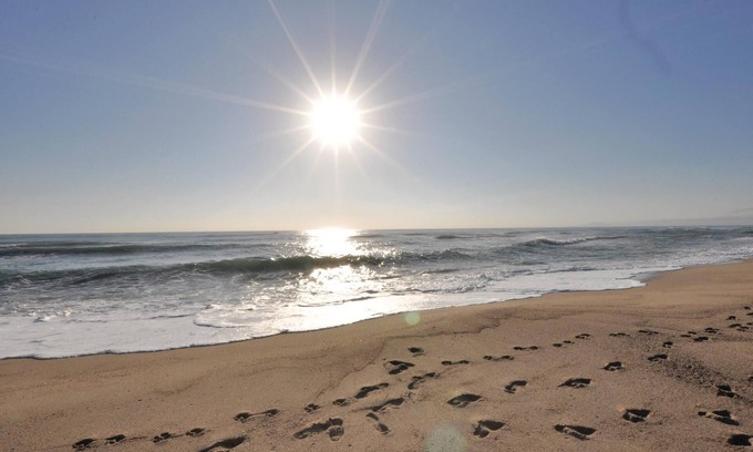 La Cote Radieuse House | The sea, the sun and this pretty semi-detached vacation home 300m from a huge sandy beach.