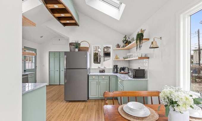 Onset House | The Seafoam House: Steps to beach and village!