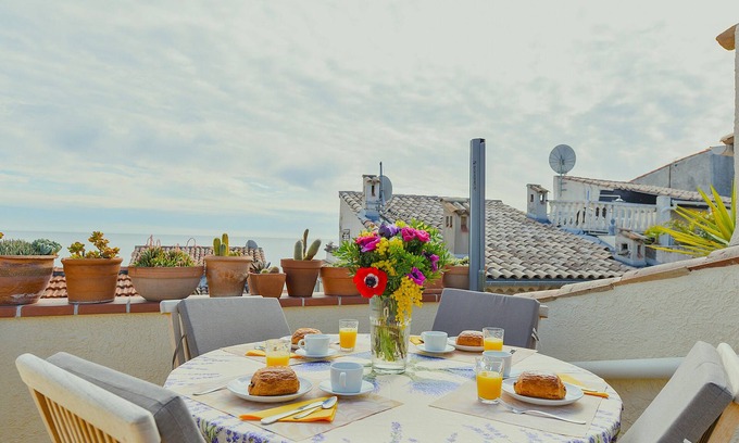 Antibes City Centre House | The seahorse. Whole house in old Antibes sea view - air conditioning/Wi-fi