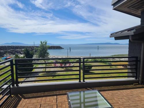 Point Roberts House | The Seaside Getaway