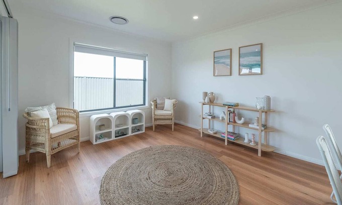 Dubbo House | The Seaspray - Coastal Themed Retreat, BBQ