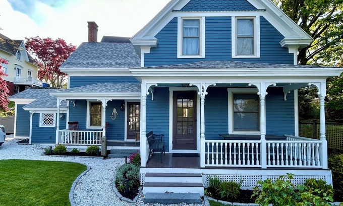 Mystic House | The Secret Mermaid in downtown Mystic! Beautiful & just remodeled!