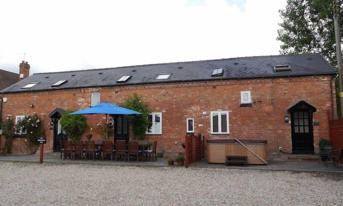 Saintbury Other | The Shakespeare Lodge - Sleeps up to 12 - Large HOT TUB