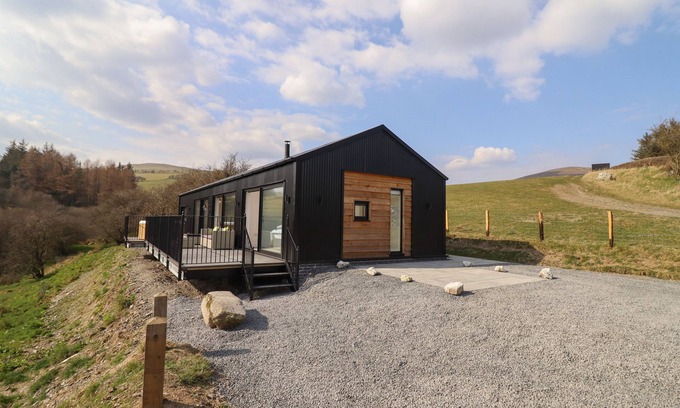 Oswestry Cottage | THE SHEEP SHED, family friendly in Llanrhaeadr-Ym-Mochnant