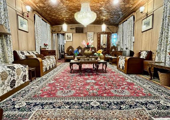 Dal Lake Boat Rental | The Showkat group of houseboats