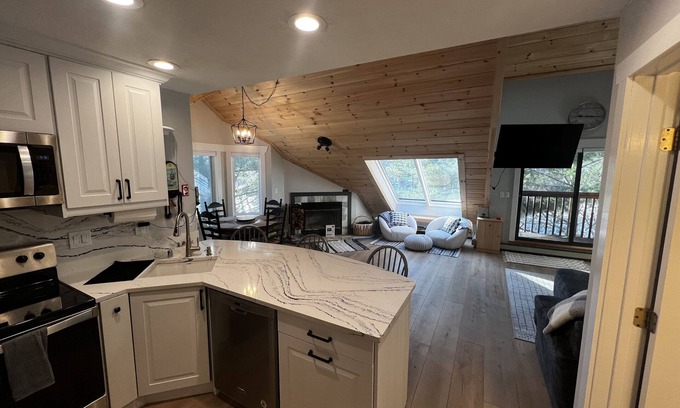 West Dover Condo | The Shred Chalet, Walk to Lifts and Ski-in!
