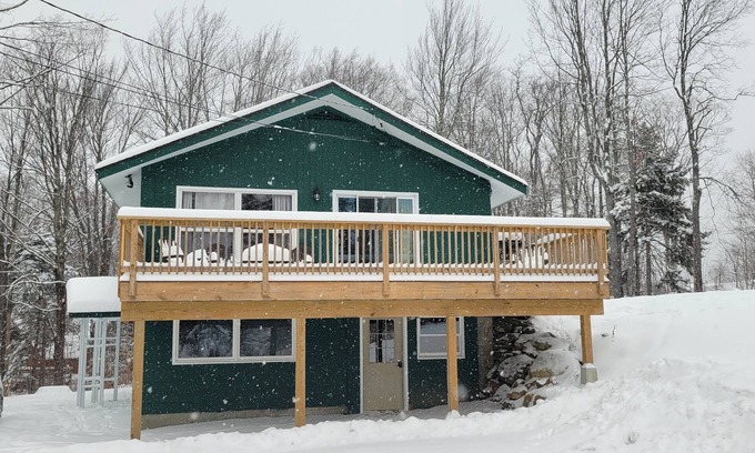 Killington Ski Chalet | The Shredquarters at Killington. Large deck, fast wi-fi, outdoor sauna