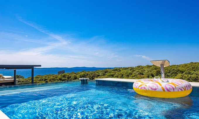 Kozino Apartment | The Skyview Penthouse with Infinity Pool
