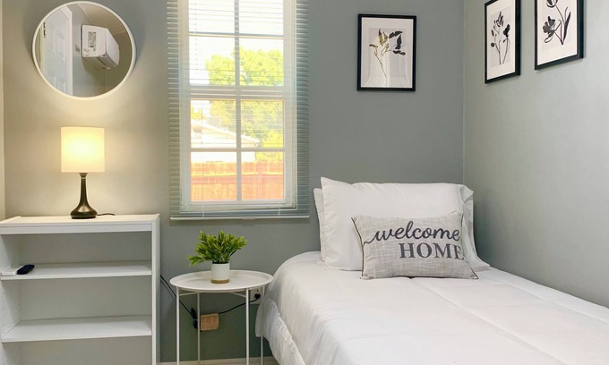 El Centro Apartment | The Small Sandalwood -"Sandalito"· Private Suite, curated for comfort & privacy.