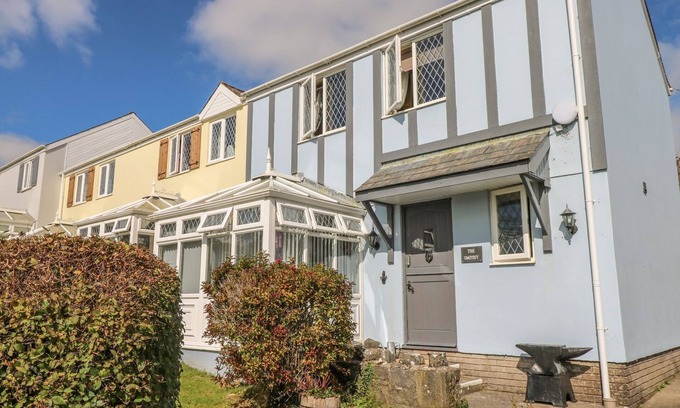 St. Florence Cottage | THE SMITHY, pet friendly, with pool in St Florence