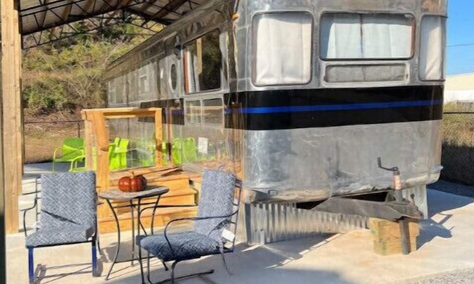Tellico Plains Cottage | The Spartan Village - A Retro Trailer Coach Resort 1954 Royal Mansion #5