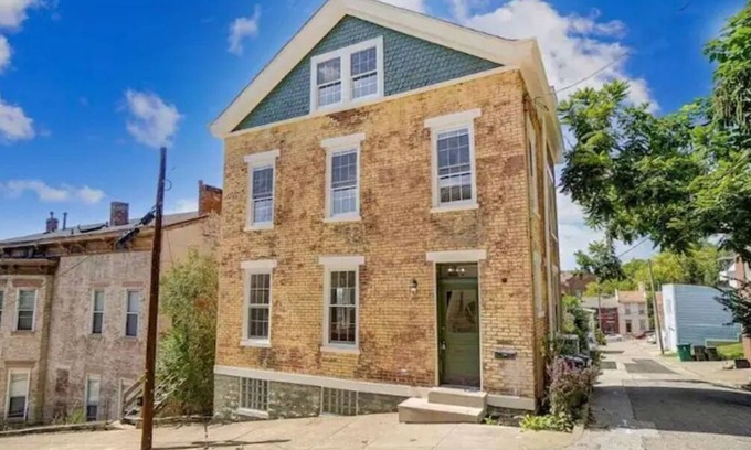 Pendleton House | The Speakeasy-Walk to OTR, Basement Bar, Cozy Stay