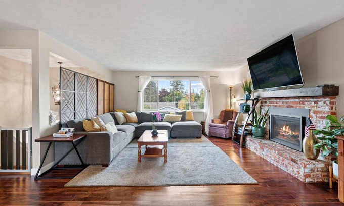 Lincoln Heights House | The Spot | Chill South Hill Vibes + Pool Table