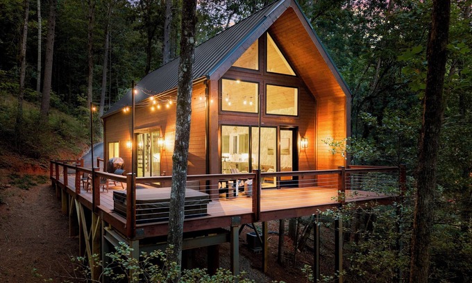Cleveland Cabin | The Springer Cabin - Luxury Mountain Cabin - Pickleball - Hot Tub - King Beds - < 30 Minutes to Helen