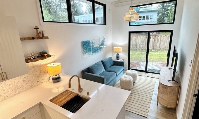 Mendenhall Valley House | The Sprout - gas fire-pit, grilling staton, hot tub, close to shops & hiking