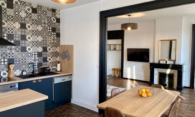 Romorantin-Lanthenay Apartment | The Square overlooking the Sauldre: Castles and Be