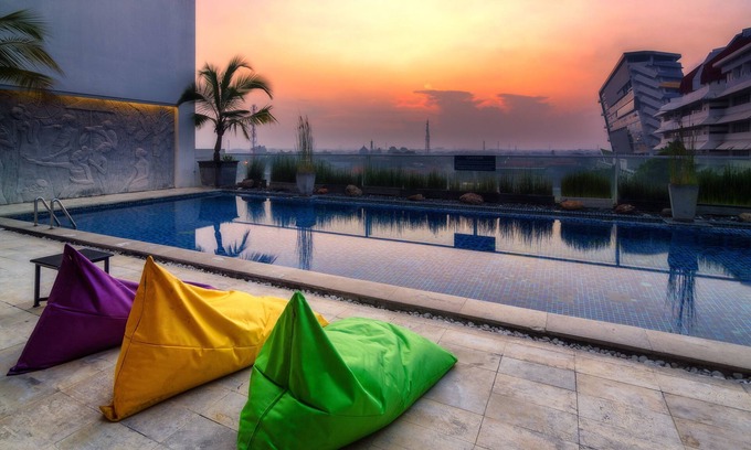 Siwalankerto Hotel | The Square