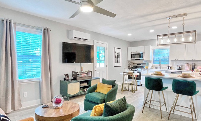North Charleston House | The St. Murray: cute themed 2 bedroom 9 mins from downtown Charleston
