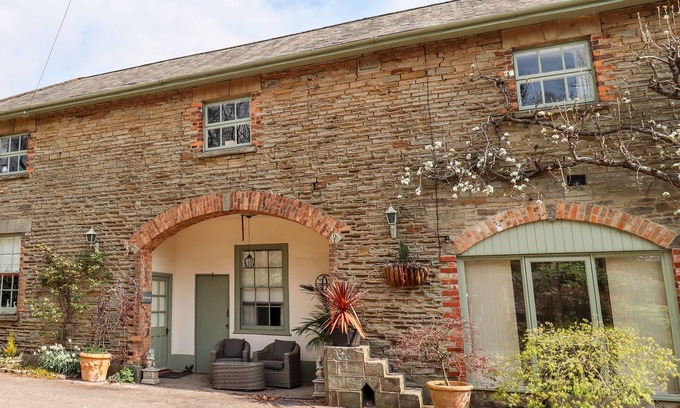 Lydney Cottage | THE STABLE, pet friendly, character holiday cottage in Lydney
