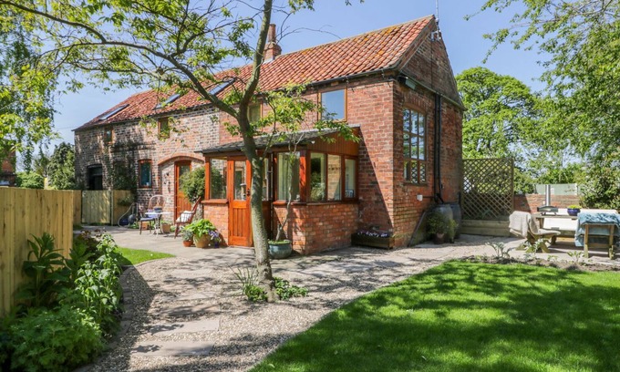 Roos Cottage | THE STABLES, pet friendly, character holiday cottage in Roos