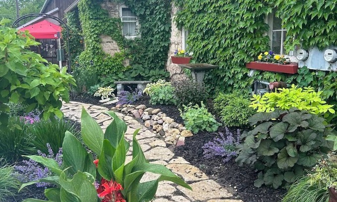 Cedarburg Bed & Breakfast | The Stagecoach Inn Bed & Breakfast and Five20 Social Stop