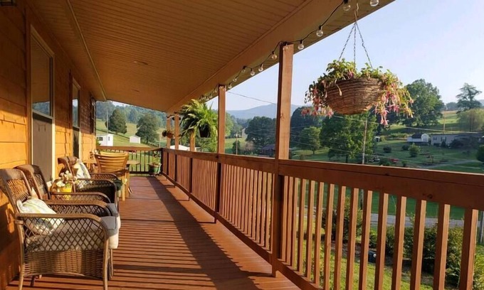 Pembroke House | The Stonewood Acre: laid-back mountain vibe.