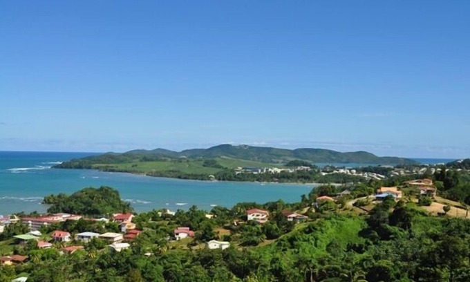 Tartane Apartment | The Studio Mahoganys facing the peninsula of Caravelle