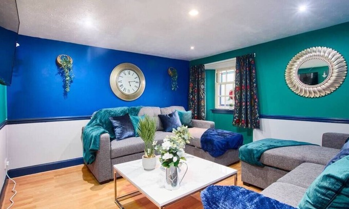 Newington Apartment | The Stylish Edinburgh Duplex Sleeps 8