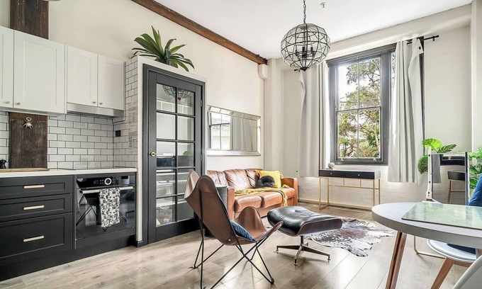 Darling Harbour Apartment | The Stylists House A Chic Inner city Landmark
