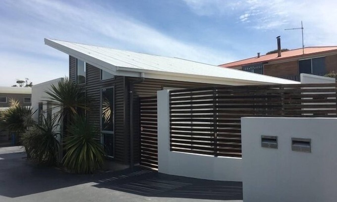 Bridport House | The Summer House- sunshine close to the beach
