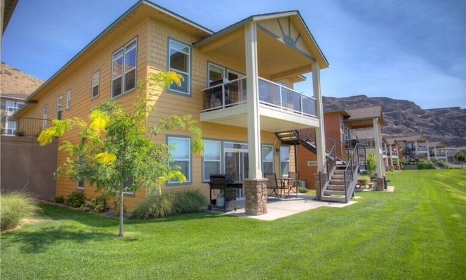 Quincy House | The Sun, The River, & Wine country only 2.5 hours from Seattle or Spokane