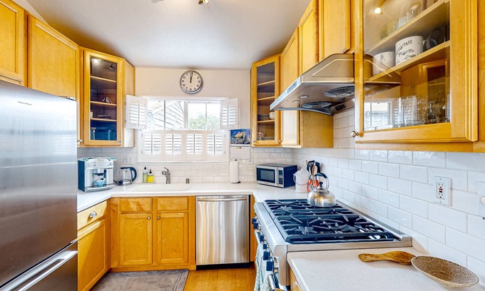 Sharp Park House | The Sunflower Cottage | House in Pacifica with enclosed patio - close to beaches