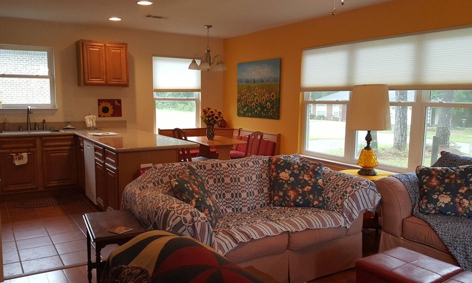 Brent Apartment | The Sunflower Inn is a cozy, comfortable and private full 1 bedroom apartment.