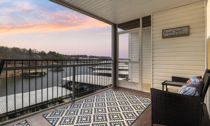 Lakeland Condo | The Sunrise Suite – Waterfront Screened Balcony w/Pool!