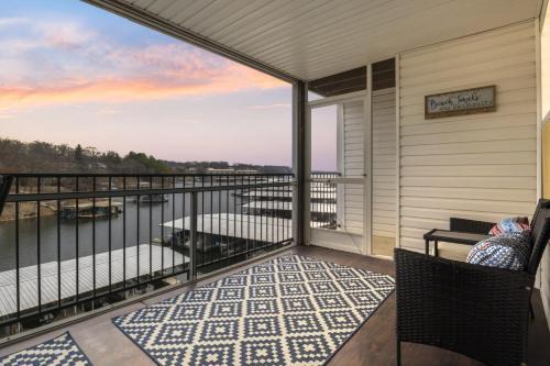 Lakeland House | The Sunrise Suite Waterfront, Balcony with Pool