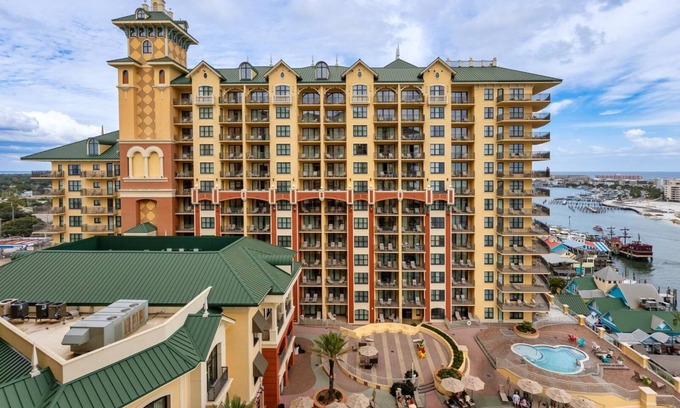 Destin Condo | THE SUNSET SUITE |3BR | SLEEPS 8 | PENTHOUSE | AMAZING VIEWS | POOL