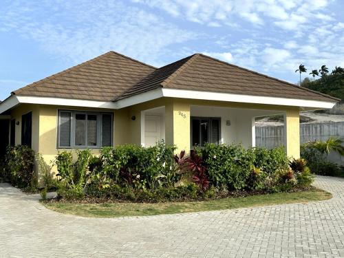 St. Ann's Bay Villa | The Sunshine 3 Bedroom Villa with pool & gym