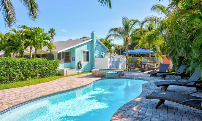 Madeira Beach Cottage | The Sunshine Cottage. Walk To Beach, Shops, Dining & Water Sports