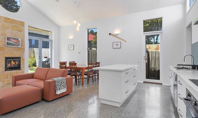 Warrnambool House | The Sunshine House - Nestled in the heart of the city.
