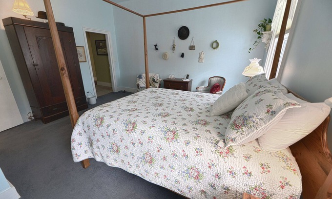 Canandaigua Bed & Breakfast | The Susan B. - King room with shower
