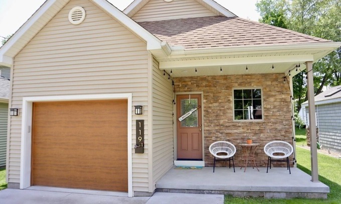 Edinboro House | "The Tahoe" Modern Lake House Retreat~Close to Beach & Lake!