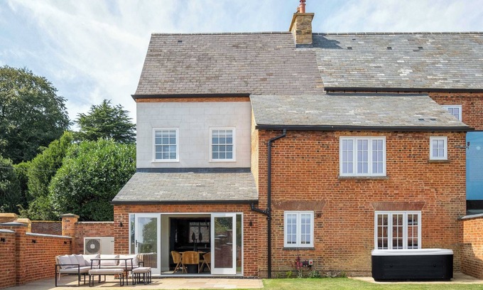 Kelmarsh House | The Talbot – Exclusive Home with Hot Tub