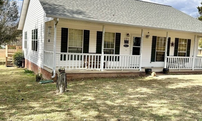 Mountain View House | The Tate House! Centrally located, close to lots of amenities!
