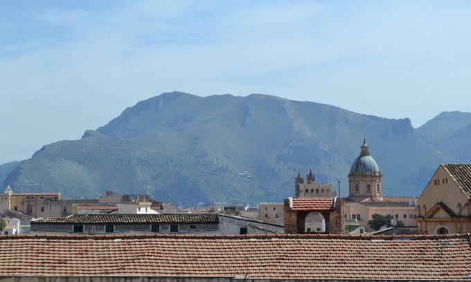 Monte di Pieta Apartment | The terrace on the historic market